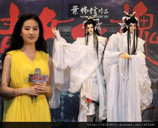 劉亦菲喝奶遭「顏射」陸?「禁播」廣告尺度大4 劉亦菲喝奶遭「顏射」陸?「禁播」廣告尺度大4