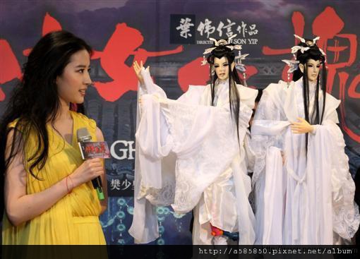 劉亦菲喝奶遭「顏射」陸?「禁播」廣告尺度大2 劉亦菲喝奶遭「顏射」陸?「禁播」廣告尺度大2