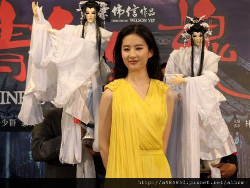 劉亦菲喝奶遭「顏射」陸？「禁播」廣告尺度大10