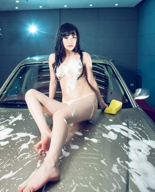 長腿正妹陪你泡泡浴