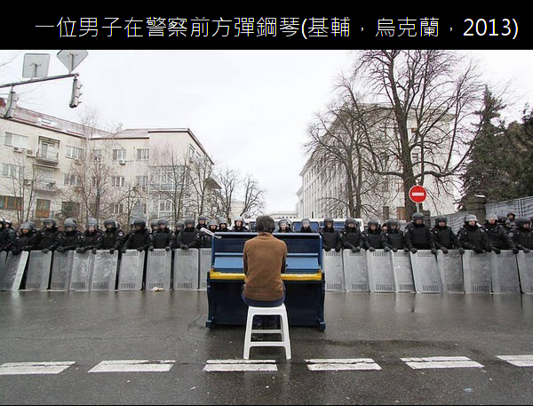 01.一位男子在警察前方彈鋼琴.01.png 01.一位男子在警察前方彈鋼琴.01.png