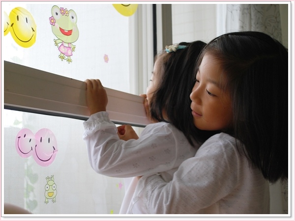 颱風天親親小姐妹.jpg 颱風天親親小姐妹.jpg
