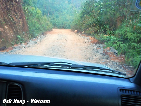 從Di Linh進入國道28號的路, 還沒到Dak Nong之前路都爛的~ 從Di Linh進入國道28號的路, 還沒到Dak Nong之前路都爛的~