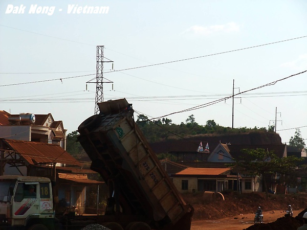 在路上看見沙石車勾到電線, 但是他們好像依舊硬扯, 把電線扯下了~ 在路上看見沙石車勾到電線, 但是他們好像依舊硬扯, 把電線扯下了~