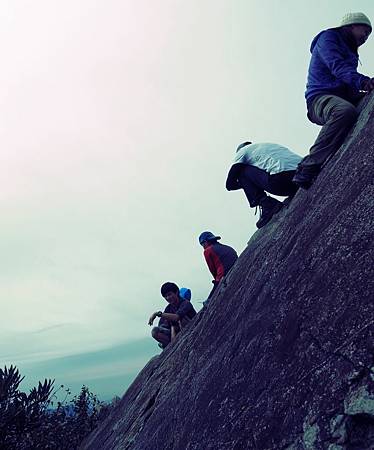 大家像猴子一樣在山壁上玩耍。