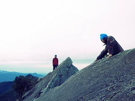 鐵漢才敢靠過去的山頂。