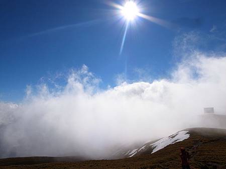 遠處的微波反射板。