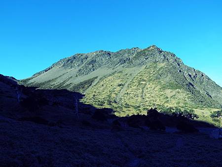 晨光裡的南湖大山。 晨光裡的南湖大山。