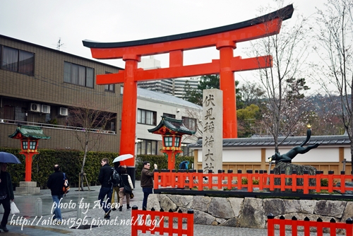 穿過時空來到藝妓回憶錄裡的伏見稻荷神社