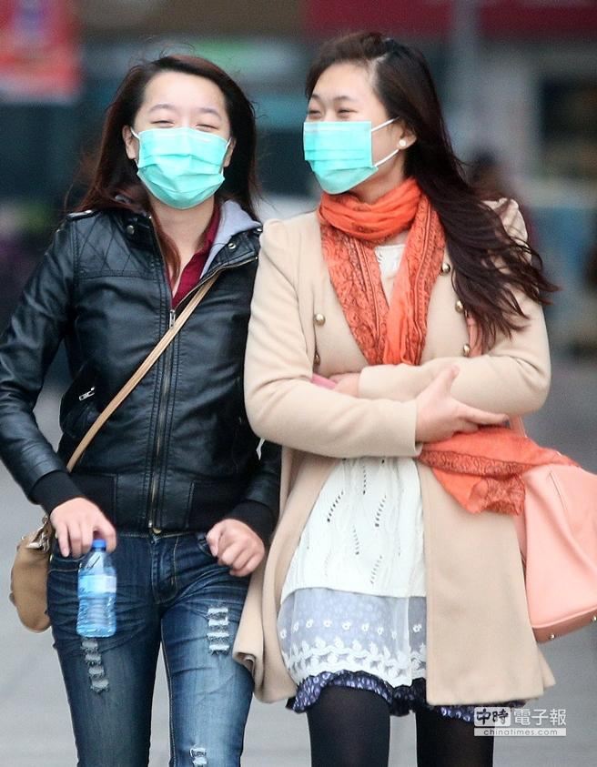 禦寒衣物又得拿出來囉，因為天氣又要變冷了！（中時資料照，陳信翰攝）