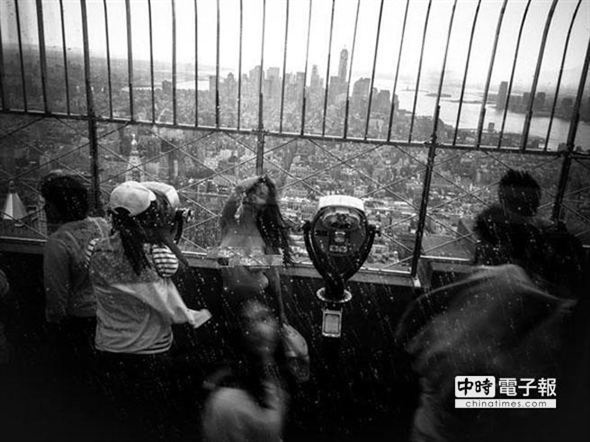 在帝國大廈的觀景台為1位女子拍上空照,攝影師遭紐約帝國大廈求償美金100萬元(約合新台幣3千萬元)。(圖摘自gothamist)