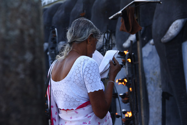 虔誠點燈的老婦人