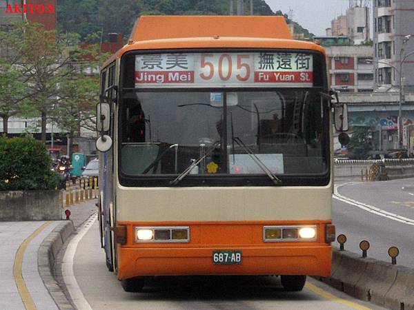 505路  687-AB(車頂改為橘色).jpg