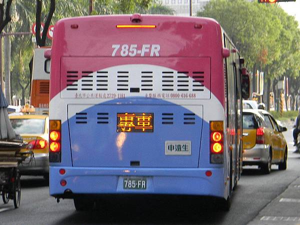 東南客運  三陽金龍車車尾特寫(785-FR)