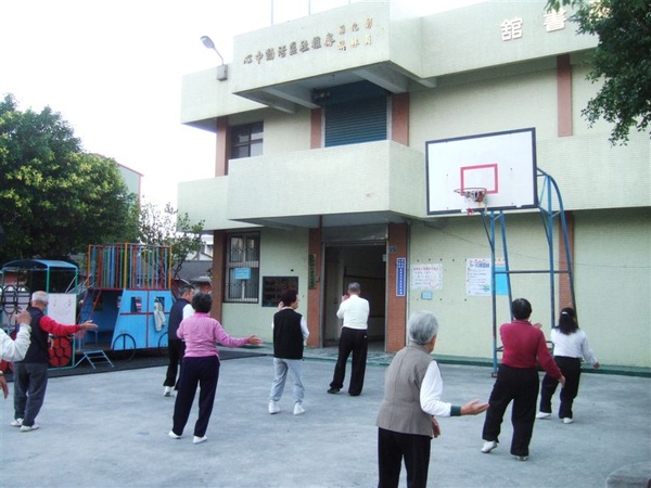 員林一大早打太極的人們