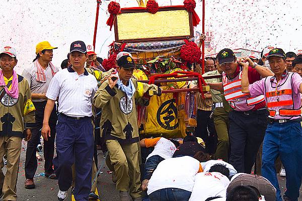 鑽轎下.jpg 鑽轎下.jpg