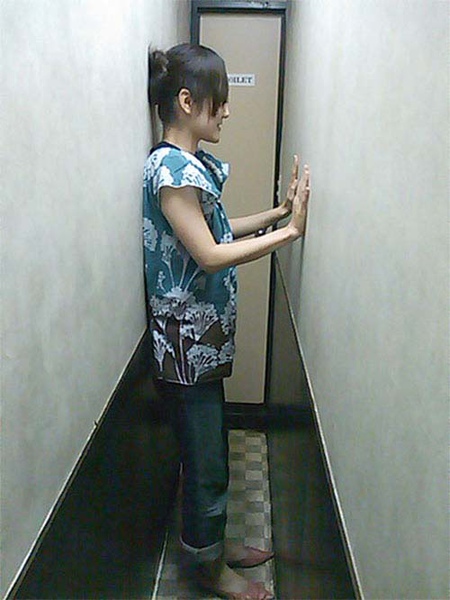 超美女寫真館 日本 超薄建築 想上廁所還得側身2.jpg
