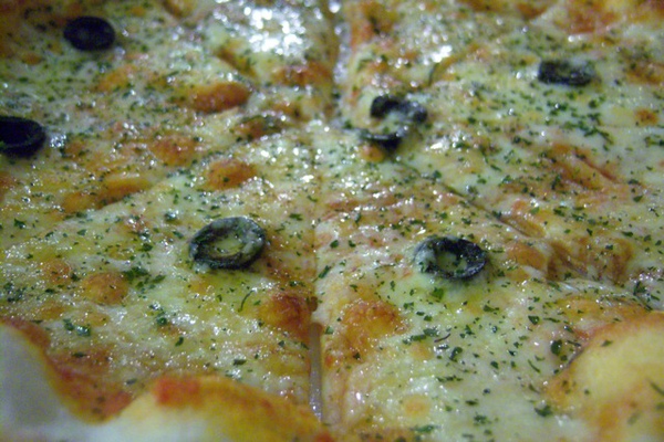 結帳時，朋友看到廚房內還留有麵粉，應該是現桿現烤的披薩