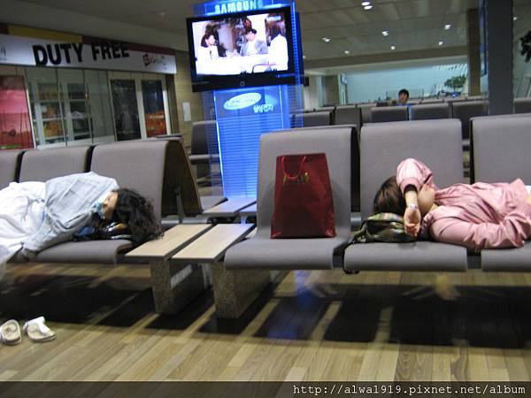 韓國機場的座椅實在太好睡了!經濟倉不是人睡了!.jpg