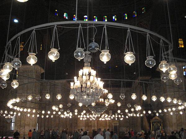 寬廣的聖堂內凌空垂降枝型吊燈及球燈,氣勢磅礡.JPG 寬廣的聖堂內凌空垂降枝型吊燈及球燈,氣勢磅礡.JPG