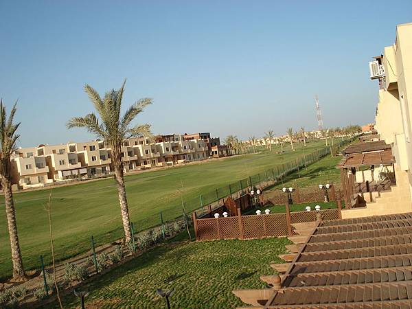 高級別墅區裡頭有寬闊的高爾夫球場.JPG 高級別墅區裡頭有寬闊的高爾夫球場.JPG