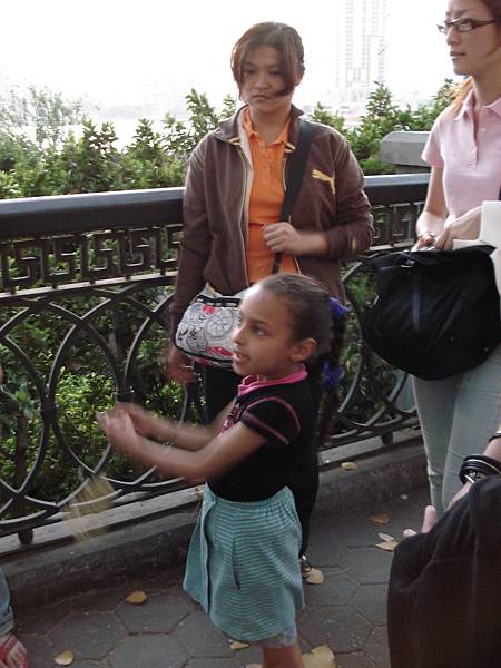 一直要求我們買花的埃及小女生.JPG 一直要求我們買花的埃及小女生.JPG
