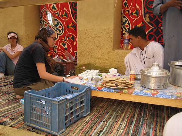 在埃及沙漠野餐喔!.jpg 在埃及沙漠野餐喔!.jpg