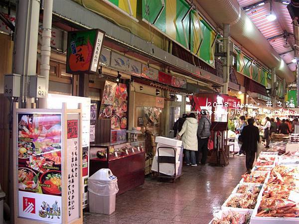 還沒開門先在門口研究菜單 還沒開門先在門口研究菜單