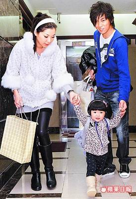 阿弟（右）今年大方帶老婆（左）和女兒回娘家。魏嘉志攝 