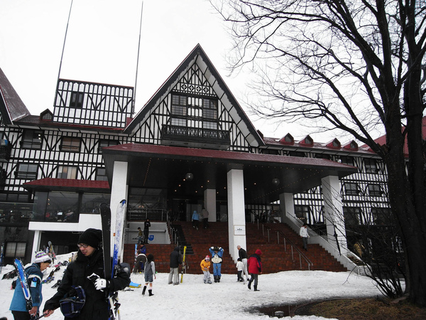 滑雪場內的飯店建築之一