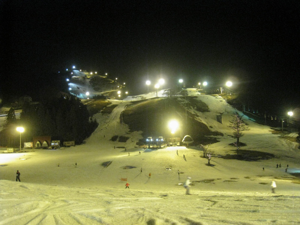 夜間的滑雪場