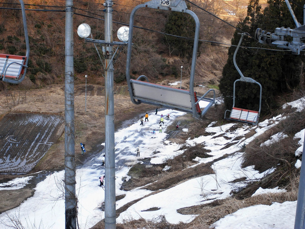 往山下的滑雪道