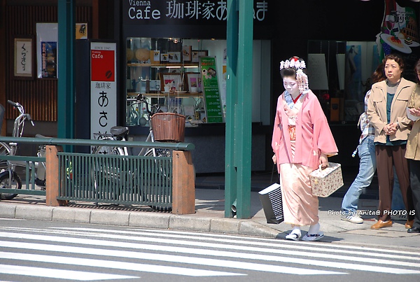 十字路口巧遇前往表演的舞妓