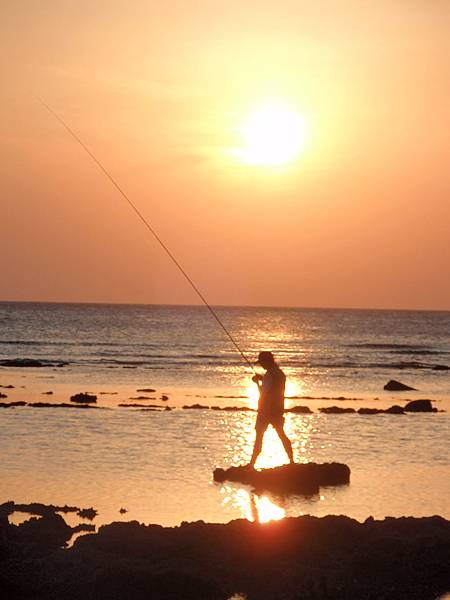 萬里桐海邊的釣客
