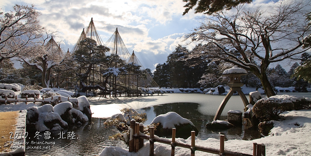 徽軫灯籠 霞ヶ池 唐崎松 雪吊 徽軫灯籠 霞ヶ池 唐崎松 雪吊