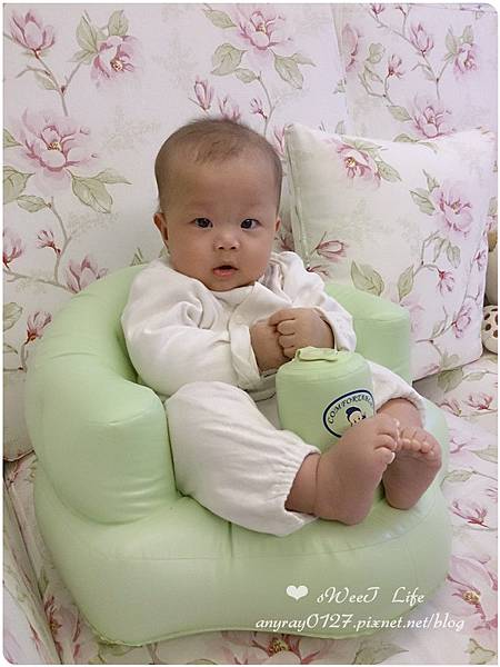 晴晴兒試坐充氣沙發椅 (2).jpg 晴晴兒試坐充氣沙發椅 (2).jpg