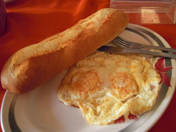 今日早餐，法國麵包+荷包蛋