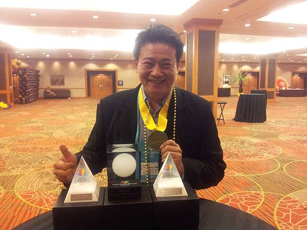 左右是優勝的獎杯  中間那個是銅牌的獎杯 (2)