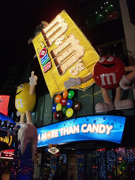 LasVegas~mm旗艦店大門.JPG