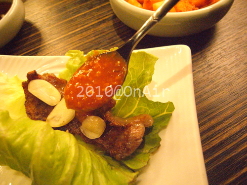 生菜夾蒜加醬包肉.JPG 生菜夾蒜加醬包肉.JPG