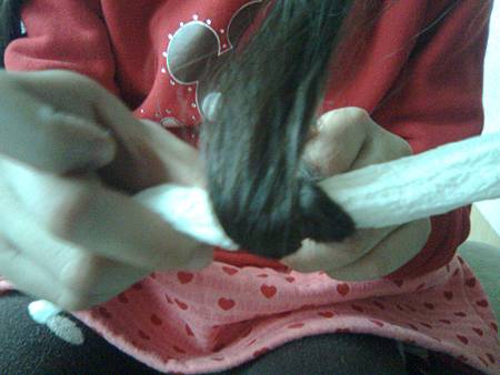 5.將頭髮捲在長條紙巾上 5.將頭髮捲在長條紙巾上