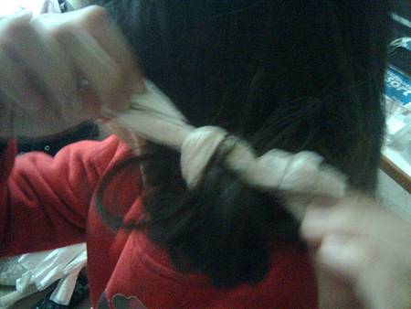 7.打一個死結固定捲髮 7.打一個死結固定捲髮