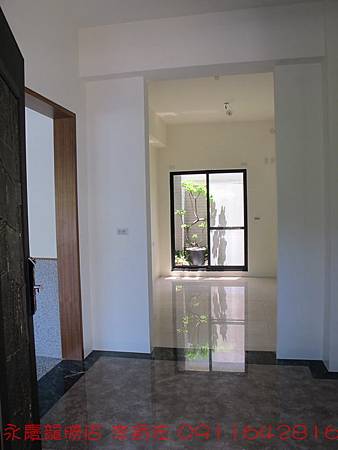 1F大門往室內_調整大小.JPG 1F大門往室內_調整大小.JPG