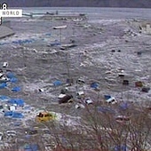 2011年3月11日,日本岩手縣釜石,數十輛汽車泡在水裡。.jpg 2011年3月11日,日本岩手縣釜石,數十輛汽車泡在水裡。.jpg