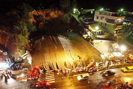 基隆市基金一路121巷20號前,疑似因連日來豪雨不斷造成山壁土石鬆動,一間位於山壁前的穎泰傢具行遭土石掩埋,大量的土石並將基金一路一線車道覆蓋。警消在獲報後前往搶救,將傢具行內 基隆市基金一路121巷20號前,疑似因連日來豪雨不斷造成山壁土石鬆動,一間位於山壁前的穎泰傢具行遭土石掩埋,大量的土石並將基金一路一線車道覆蓋。警消在獲報後前往搶救,將傢具行內