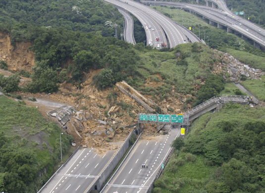 北二高走山前後對照-空勤總隊空拍山崩覆蓋北二高慘狀,原本橫跨高速路的天橋支離破碎,令人怵目驚心。.jpg 北二高走山前後對照-空勤總隊空拍山崩覆蓋北二高慘狀,原本橫跨高速路的天橋支離破碎,令人怵目驚心。.jpg