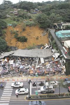 基隆市政府昨天雇工在走山現場覆蓋帆布,防範山坡地因雨水沖刷滑動。現場滿目瘡痍,家具行損失慘重。.JPG 基隆市政府昨天雇工在走山現場覆蓋帆布,防範山坡地因雨水沖刷滑動。現場滿目瘡痍,家具行損失慘重。.JPG