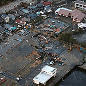 2011年3月11日,日本茨城縣大量房屋、汽車被洪水沖毀。.jpg 2011年3月11日,日本茨城縣大量房屋、汽車被洪水沖毀。.jpg