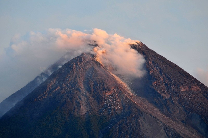 2010年10月26日,印尼梅拉比火山下午5時2分至5時30分之間3次爆發。.jpg 2010年10月26日,印尼梅拉比火山下午5時2分至5時30分之間3次爆發。.jpg