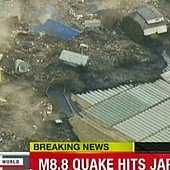 2011年3月11日，日本仙台，海浪一直線沖向岸上，房屋和道路在瞬間被摧毀。2.jpg